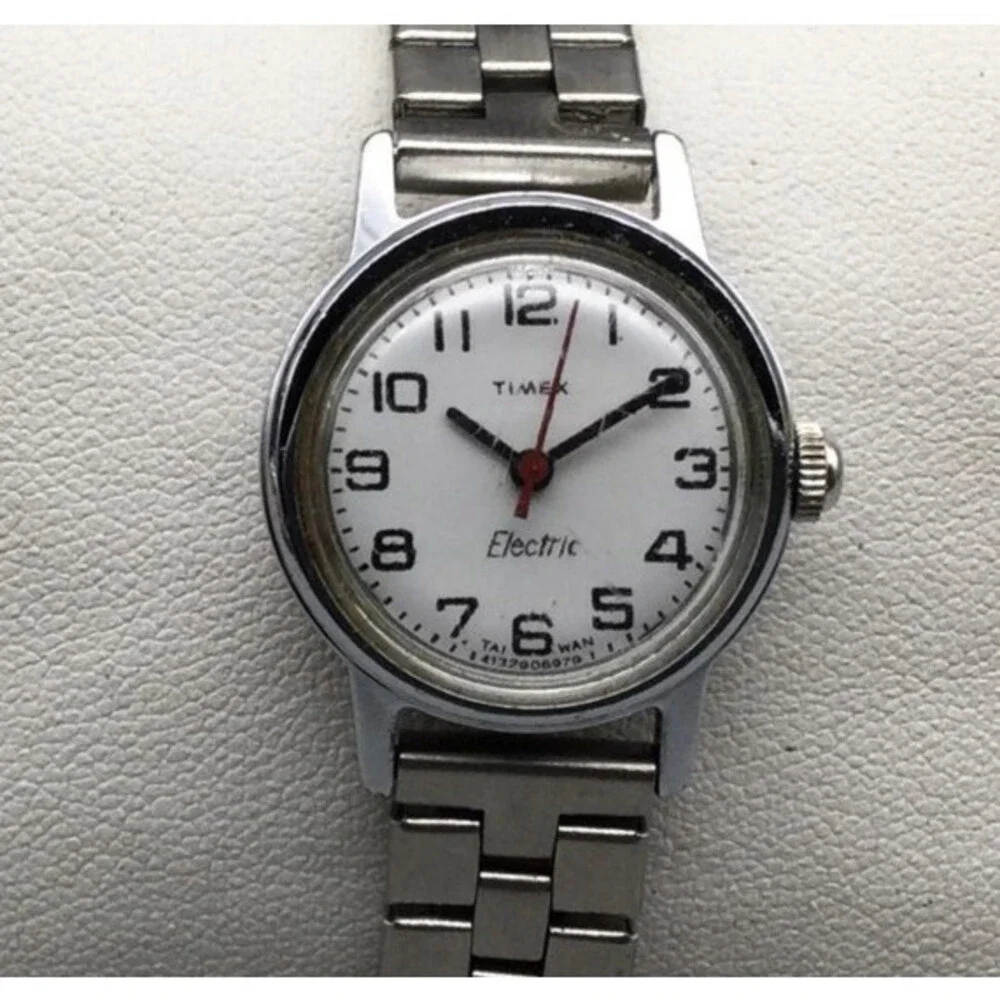 Vintage Timex Electric 1979 Womens Watch 22mm White Dial Silver Tone New Battery